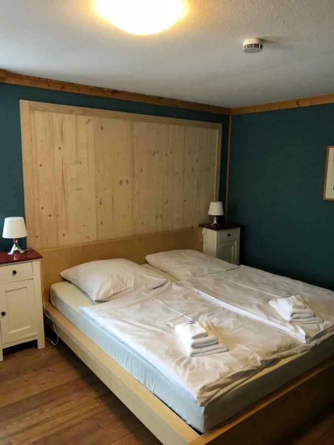 Vierbettzimmer mit Bergblick und Gemeinschaftsbad
